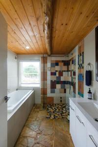 La salle de bains est pourvue d'une baignoire et d'un lavabo. dans l'établissement The Floating Forest, à Denmark