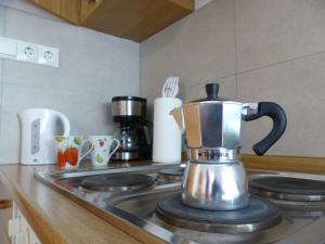 uma chaleira de chá em cima de um fogão na cozinha em Apartment Telser em Lasa