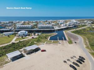 een luchtzicht op een haven met een marinabah bootboerderij bij Watershed Cottage in Mexico Beach