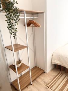 a ladder shelf in a bedroom with a plant at Gemütliches zentrales Apartment 2 min bis DU HBF in Duisburg