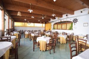 Un restaurante u otro lugar para comer en Hotel Celeste 37 fotos más
