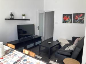 a living room with a couch and a table at Spacious vintage 18 in Vinarós