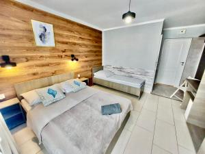 Dworek Karwia Wiosenna 8客房内的一张或多张床位