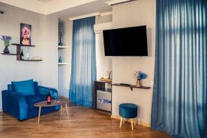 TV a/nebo společenská místnost v ubytování Legend Hotel