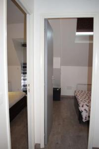 uma sala com um quarto com uma cama e um espelho em Maison mitoyenne tout confort et parking securise. em Juillan