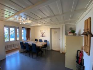 a large dining room with a table and chairs at Wohnen mit Blick auf Eiger - ehemaliges Bauernhaus - 2 Schlafzimmer in Schwarzenburg