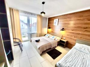 Dworek Karwia Wiosenna 8客房内的一张或多张床位