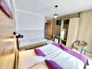 Dworek Karwia Wiosenna 8客房内的一张或多张床位