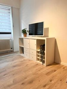 En tv och/eller ett underhållningssystem på Gemütliches zentrales Apartment 2 min bis DU HBF