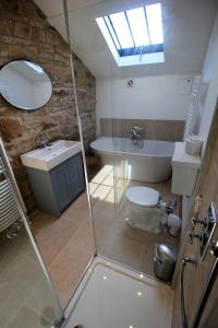 y baño con ducha, aseo y lavamanos. en Fremington Hall Farm, Reeth, Swaledale en Reeth