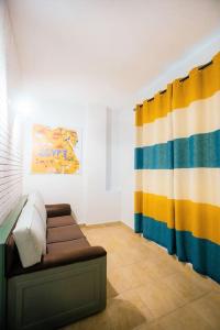 soggiorno con divano e tenda colorata di Spacious & Styling Duplex 6 BR Villa For Friends and Family a Città del 6 ottobre