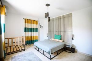 una camera con letto e culla di Spacious & Styling Duplex 6 BR Villa For Friends and Family a Città del 6 ottobre