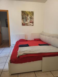 a bedroom with a bed with a red blanket at Paris Malakoff Garden Apartments in Malakoff