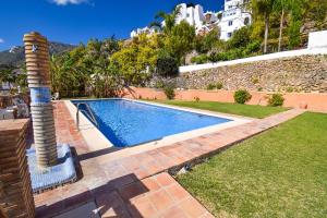 uma piscina num quintal ao lado de uma casa em Casa Clara, Frigiliana 2 Bedroom Apartment with communal pool HansOnHoliday Rentals em Frigiliana