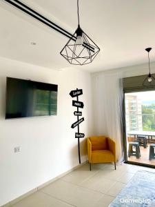 een kamer met een bord met pijlen op de muur bij • Spacious Apartment in Trendy Akko/Acre • in Akko