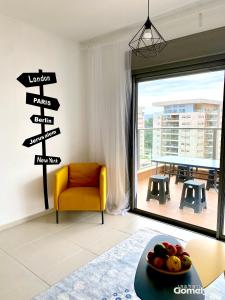 Posezení v ubytování • Spacious Apartment in Trendy Akko/Acre •