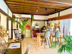長野市にある一棟貸し切り バリの雰囲気を楽しめる古民家vintagehouse1925Baliのキッチン(椅子、テーブル付)