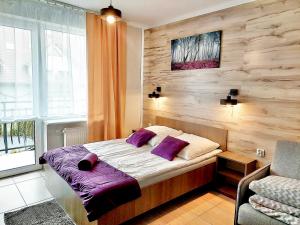 Dworek Karwia Wiosenna 8客房内的一张或多张床位