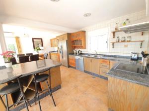 Kuchyň nebo kuchyňský kout v ubytování 5 Bedroom Villa with HEATED Pool with breath-taking Sea Views, Walking distances to Shops Restaurants Beach