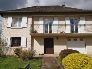 ein Haus mit einer Veranda und einem Balkon in der Unterkunft chambre spacieuse idéalement située in Varetz