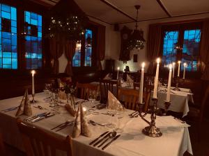 uma sala de jantar com uma mesa com velas em Landgasthof Anker em Simmersfeld