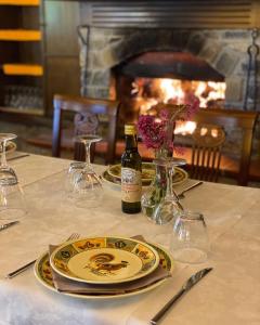 einen Tisch mit einem Teller und einer Flasche Wein in der Unterkunft Casa da Maria, Montegrazie (IM) in Montegrazie