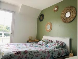 sypialnia z łóżkiem i 2 lustrami na ścianie w obiekcie Maison de vacances 4/6p au Golf de Port Bourgenay w mieście Talmont-sur-Gironde