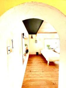 a bedroom with a bed and an arched doorway at 一棟貸し　魔女の休日CLUB in Nagano