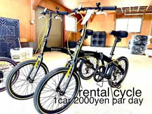 duas bicicletas estacionadas uma ao lado da outra numa garagem em 一棟貸し　魔女の休日CLUB em Nagano