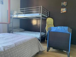 Poschodová posteľ alebo postele v izbe v ubytovaní Maison de plain pied avec jardin