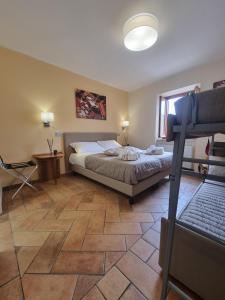 una camera con letto e pavimento in legno di LucyBen GuestHouse a Cascia