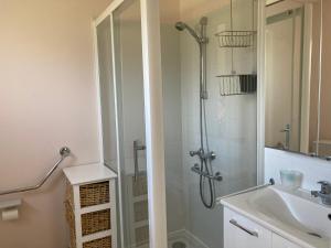 łazienka z prysznicem i umywalką w obiekcie Maison de vacances 4/6p au Golf de Port Bourgenay w mieście Talmont-sur-Gironde
