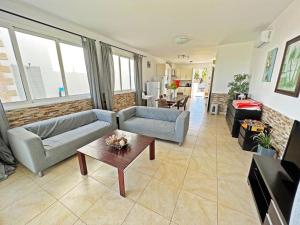 Sala de estar con 2 sofás y mesa de centro en Gorgona Seafront Villas 3 Bedroom With Private Swimming Pool, en Ayia Napa