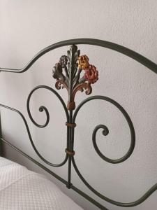 a metal headboard of a bed with flowers on it at Casa Morais Pinto in Reguengos de Monsaraz