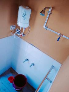 een badkamer met een bad, een wastafel en een toilet bij Patel's Home in Bhuj