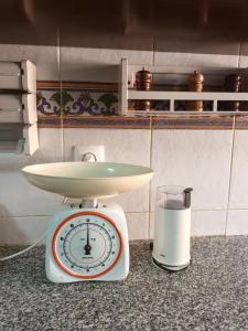 a scale with a sink on top of it at Casa Morais Pinto in Reguengos de Monsaraz