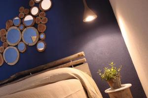 ポルト・エンペードクレにあるSapore di Mareのベッド1台(壁に鏡付)が備わる客室です。