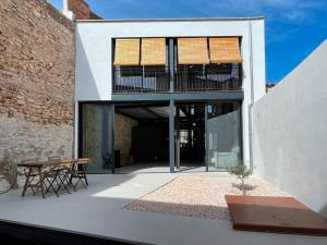 - Vistas al exterior de una casa con patio en villa en el penedès, en Gornal