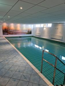 ein großer Pool in einem Gebäude in der Unterkunft Knechtsand 402 in Cuxhaven
