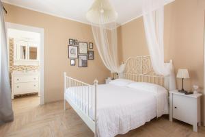 Letto o letti in una camera di Villa Santoro al Paradiso Verde, Villa intera con Piscina
