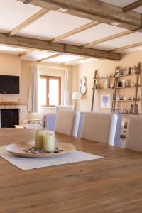 una sala da pranzo con tavolo, sedie e camino di Villa Santoro al Paradiso Verde, Villa intera con Piscina a Caiazzo