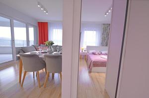 Ein Bett oder Betten in einem Zimmer der Unterkunft Sun Towers - Apartamenty Bryza - Apartamenty z parkingiem