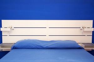 1 dormitorio azul con 1 cama con cabecero blanco en Makara Case Vacanza, en Eraclea Minoa
