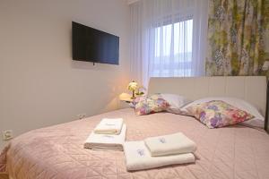 Ein Bett oder Betten in einem Zimmer der Unterkunft Sun Towers - Apartamenty Bryza - Apartamenty z parkingiem