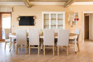 TV o dispositivi per l'intrattenimento presso Villa Santoro al Paradiso Verde, Villa intera con Piscina