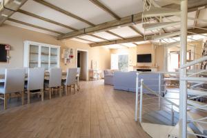 una sala da pranzo e un soggiorno con tavolo e sedie di Villa Santoro al Paradiso Verde, Villa intera con Piscina a Caiazzo