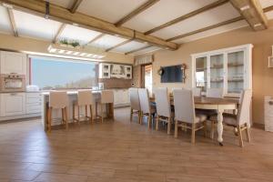 Cucina o angolo cottura di Villa Santoro al Paradiso Verde, Villa intera con Piscina