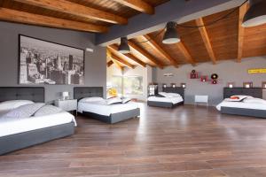 una camera con 3 letti e un soffitto in legno di Villa Santoro al Paradiso Verde, Villa intera con Piscina a Caiazzo