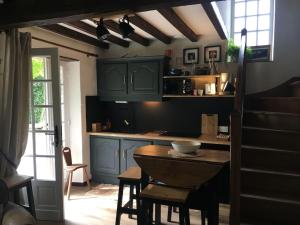 Kuchnia lub aneks kuchenny w obiekcie Cottage perché dans les montagnes du Mont-Saint-Michel