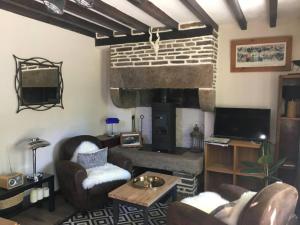 Telewizja i/lub zestaw kina domowego w obiekcie Cottage perché dans les montagnes du Mont-Saint-Michel